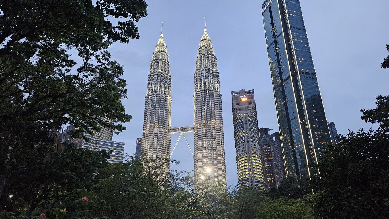 Viens no iespaidīgākajiem Kualalumpuras apskates objektiem – Petronas torņi
