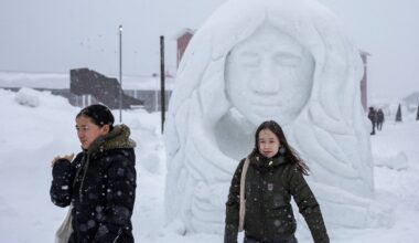 Vietējās iedzīvotājas un ledus skulptūra Grenlandē. Ilustratīvs attēls