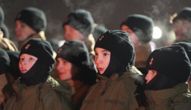 Zaķusalas 1991. gada barikāžu aizstāvju atceres pasākumā vairāk nekā 100 jaunsargi dod svinīgo solīj...