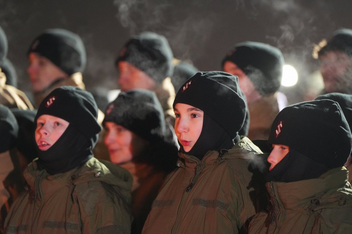 Zaķusalas 1991. gada barikāžu aizstāvju atceres pasākumā vairāk nekā 100 jaunsargi dod svinīgo solīj...