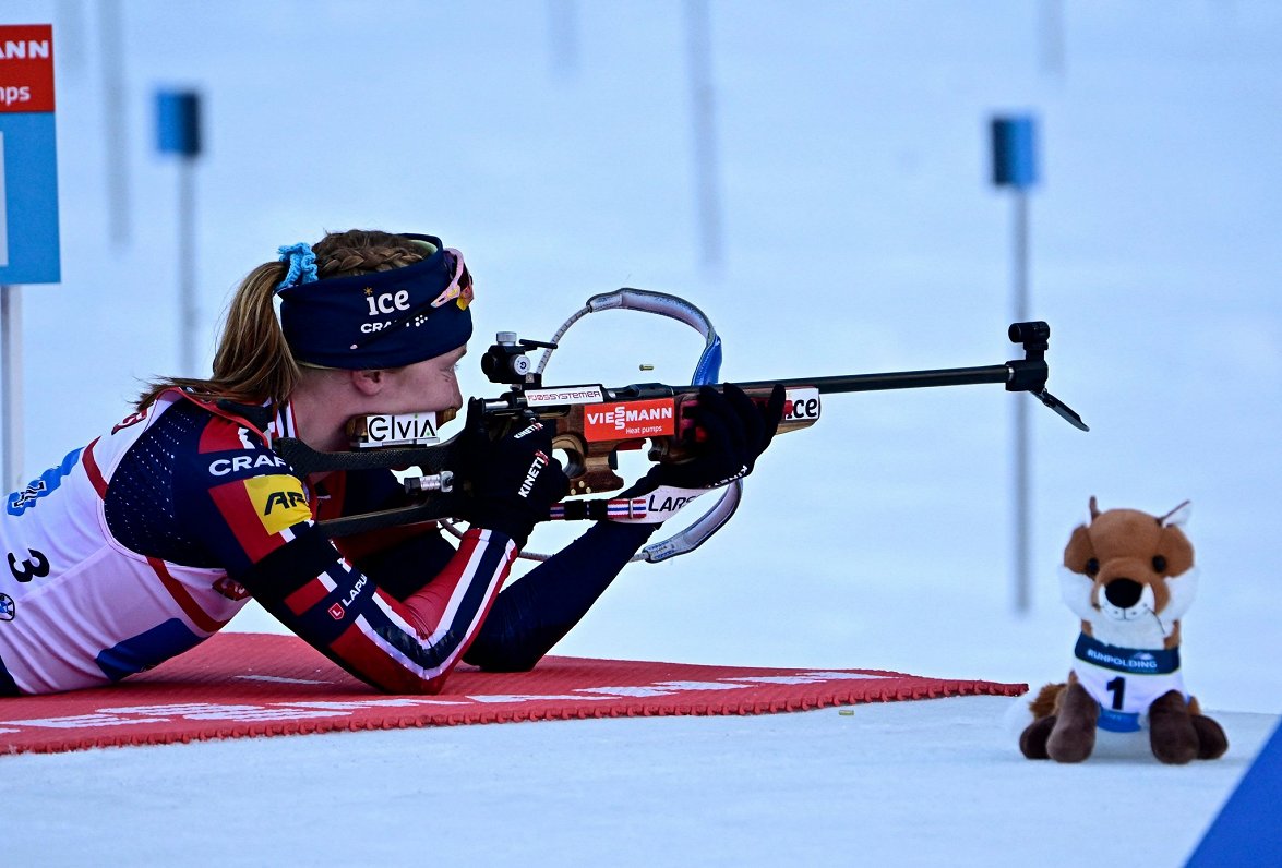 Pasaules kausa biatlona stafetē dāmām Latvijas komanda tiek apdzīta par apli; pirmā uzvara norvēģietēm / Raksts