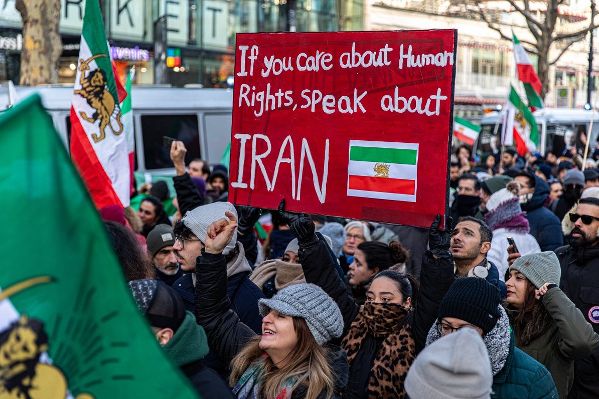 Ilustratīvs attēls: Demonstrācija Vācijas galvaspilsētā Berlīnē, kurā sanāku&scaron;ie atbalsta Irānas prot...