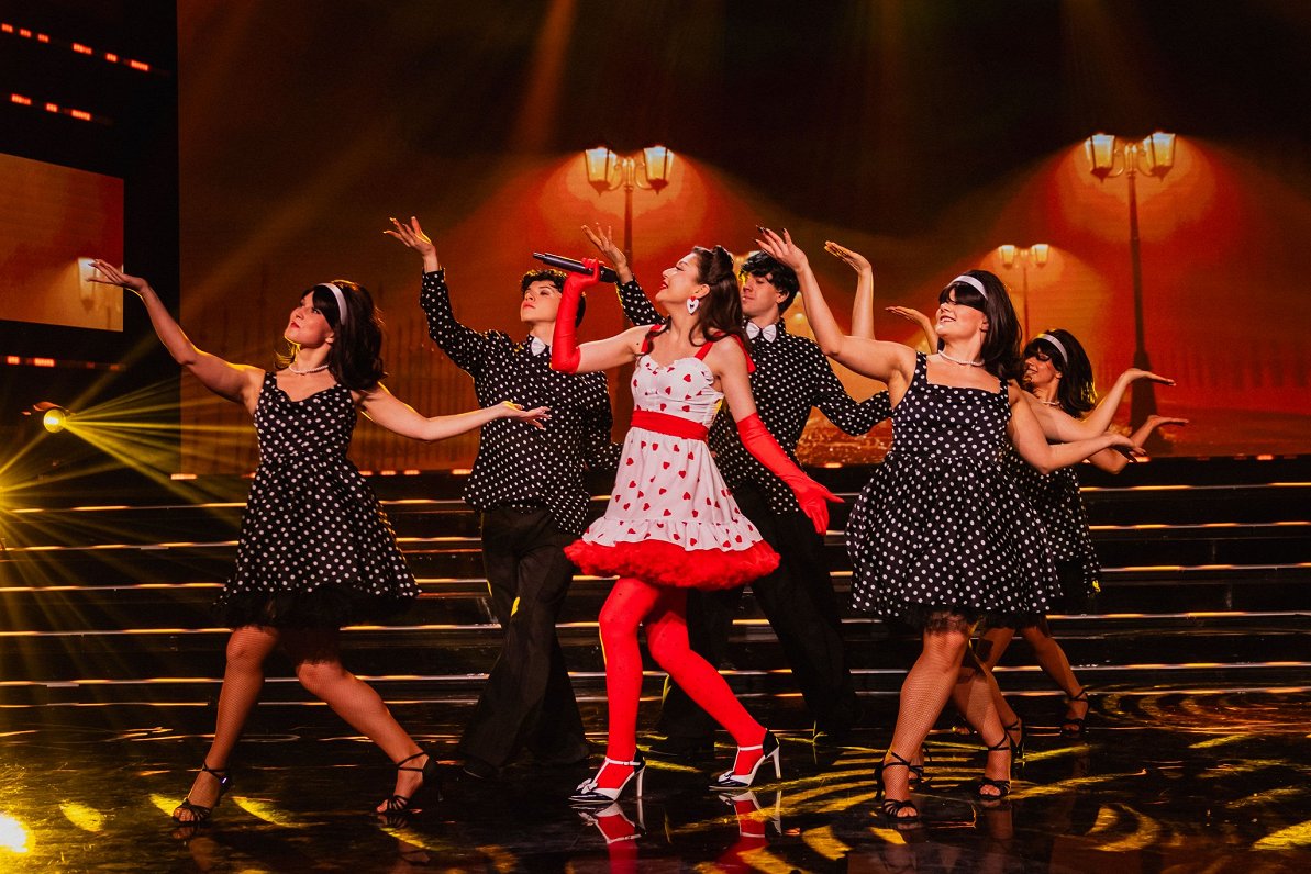 Alise Haijima izpilda Raimonda Paula dziesmu "Laternu stundā"