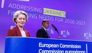 Eiropas Komisijas prezidente Urzula fon der Leiena un ES ekonomikas komisārs Valdis Dombrovskis izkl...