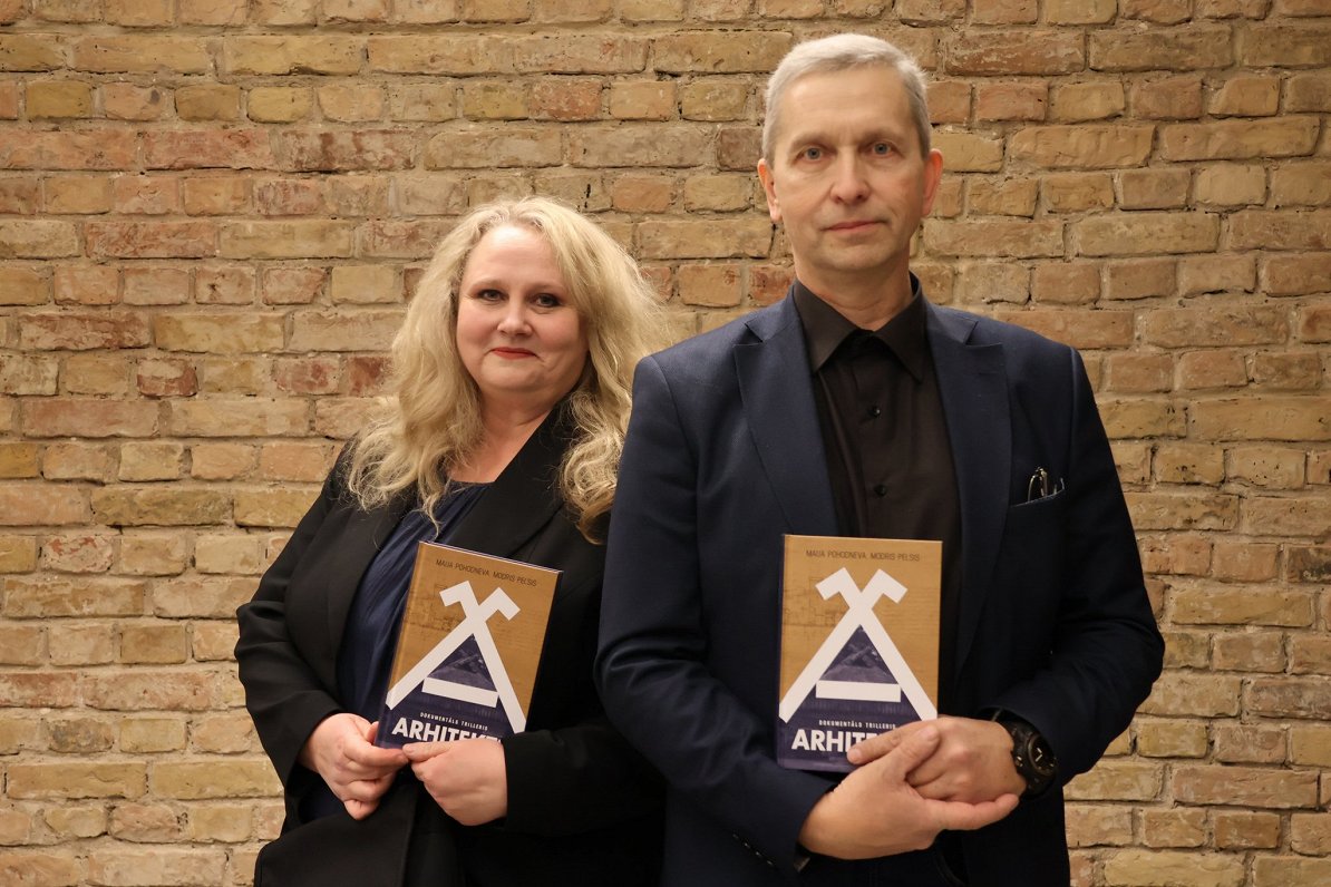 Maija Pohodņeva un Modris Pelsis grāmatas "Arhitekts" atvēr&scaron;anas svētkos