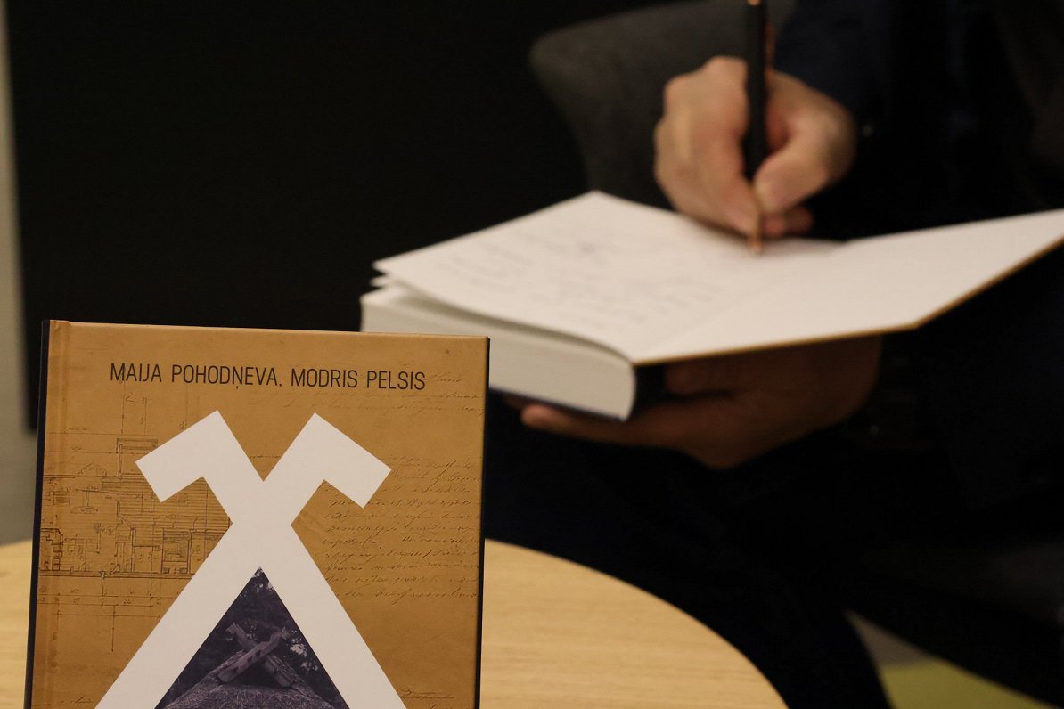 Foto no Maijas Pohodņevas un Modra Pelša grāmatas "Arhitekts" atvēršanas svētkiem