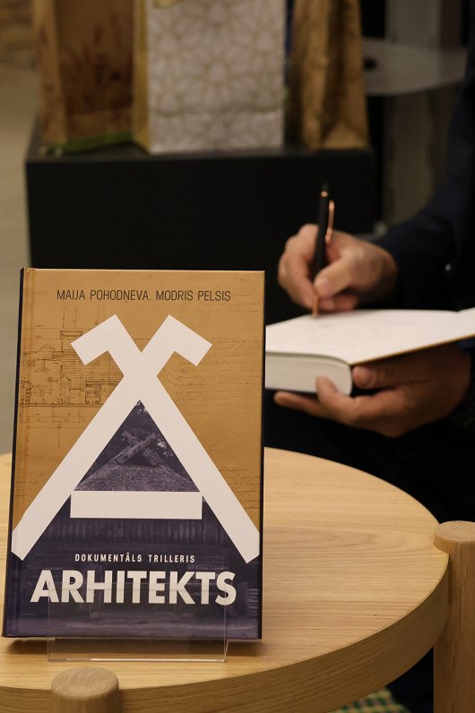 Foto no Maijas Pohodņevas un Modra Pelša grāmatas "Arhitekts" atvēršanas svētkiem