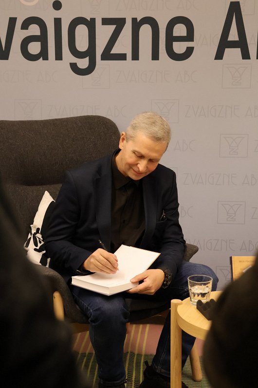 Foto no Maijas Pohodņevas un Modra Pelša grāmatas "Arhitekts" atvēršanas svētkiem