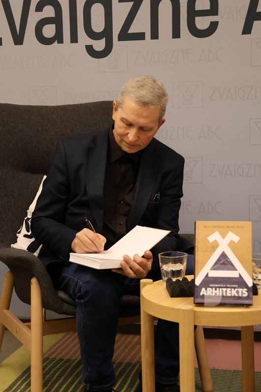 Foto no Maijas Pohodņevas un Modra Pelša grāmatas "Arhitekts" atvēršanas svētkiem