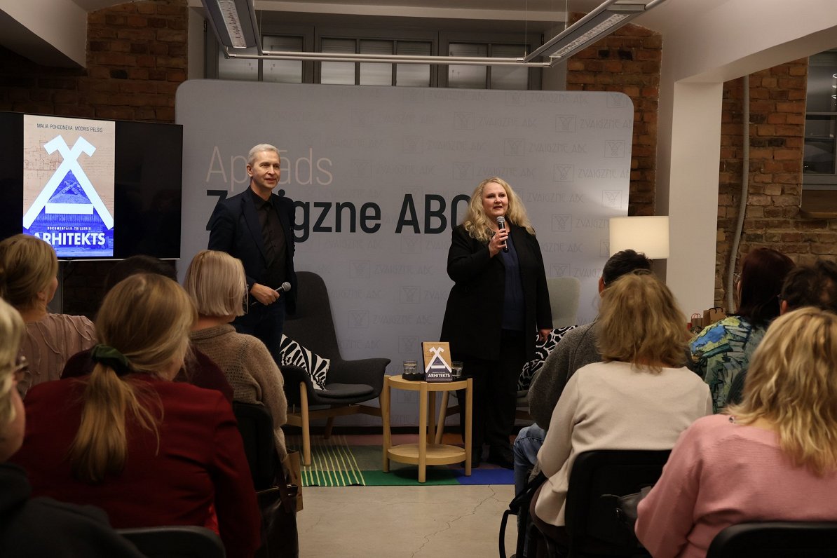 Foto no Maijas Pohodņevas un Modra Pelša grāmatas "Arhitekts" atvēršanas svētkiem