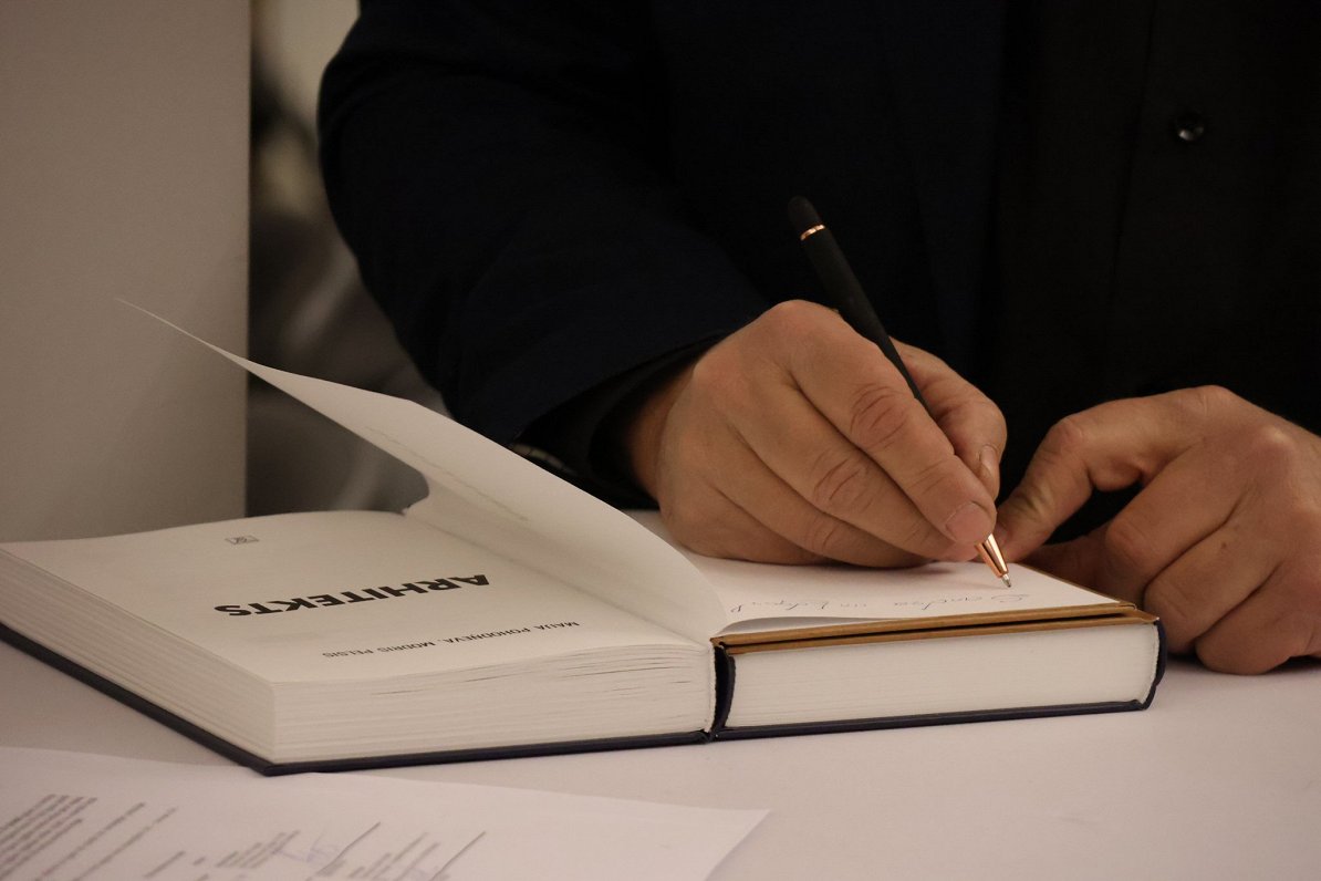 Foto no Maijas Pohodņevas un Modra Pelša grāmatas "Arhitekts" atvēršanas svētkiem