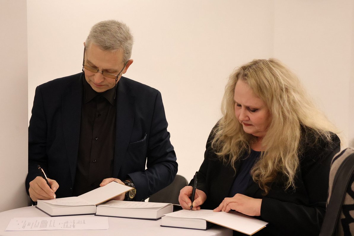 Foto no Maijas Pohodņevas un Modra Pelša grāmatas "Arhitekts" atvēršanas svētkiem