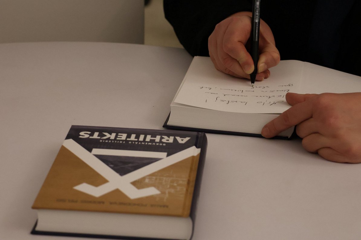 Foto no Maijas Pohodņevas un Modra Pelša grāmatas "Arhitekts" atvēršanas svētkiem