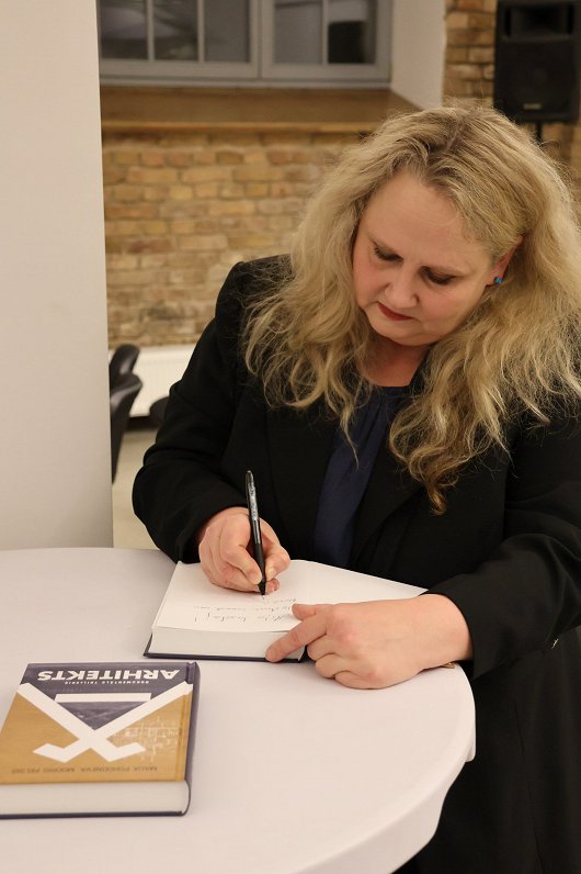 Foto no Maijas Pohodņevas un Modra Pelša grāmatas "Arhitekts" atvēršanas svētkiem