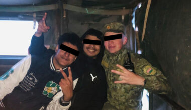 Baltkrievijas robežsargs, kas pavada nelegālos migrantus