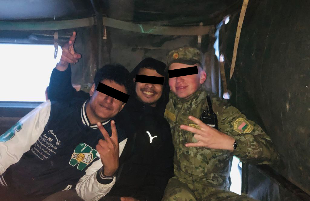 Baltkrievijas robežsargs, kas pavada nelegālos migrantus