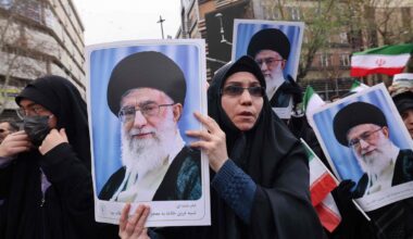 Irānas valdo&scaron;ā režīma atbalstītāji piedalās sadursmēs ar protestētājiem nogalināto dro&scaron;ības spēku da...