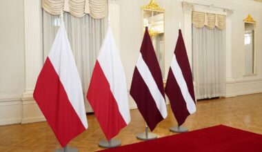 Latvijas un Polijas valstu karogi