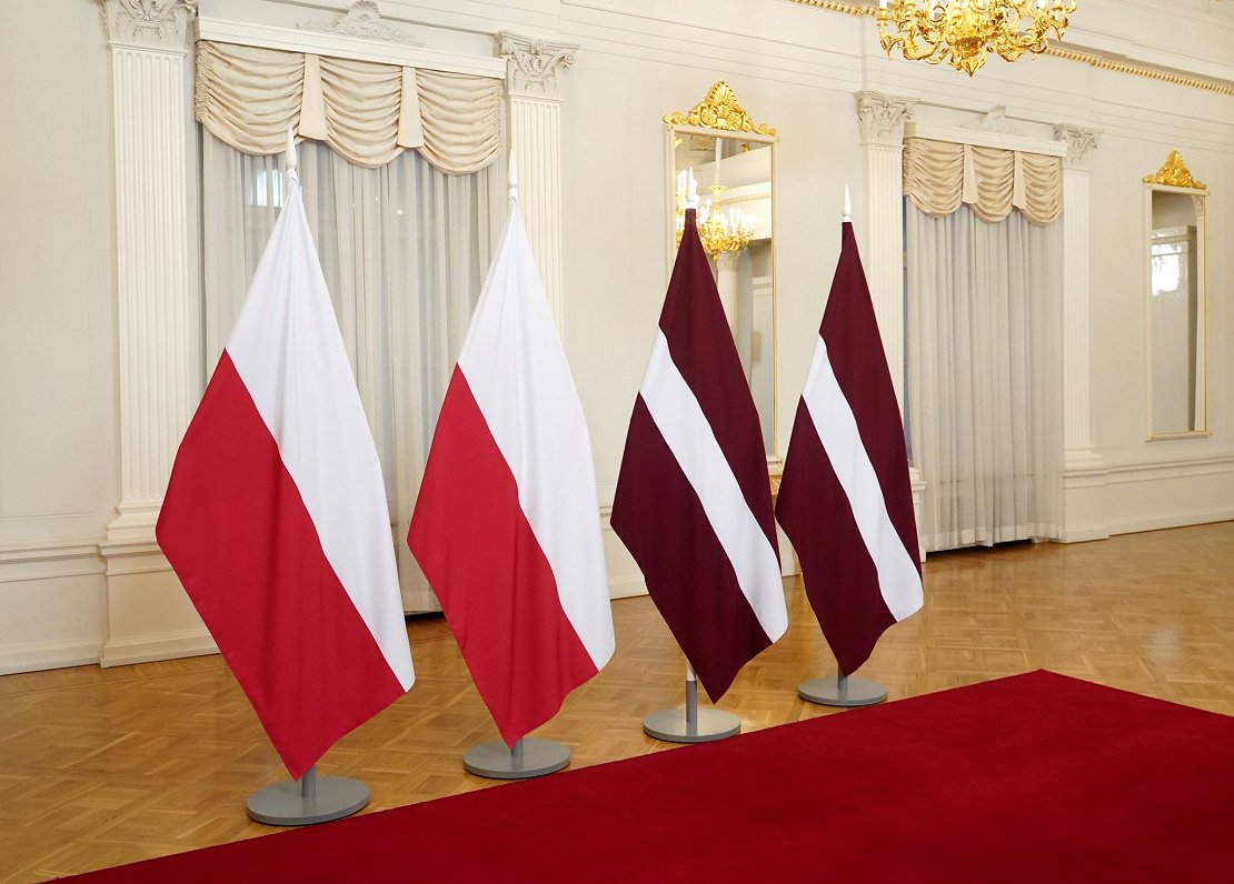 Latvijas un Polijas valstu karogi