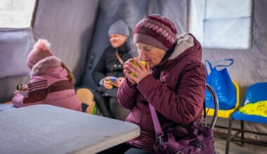 Sieviete sildās ārkārtas palīdzības teltī Ukrainā