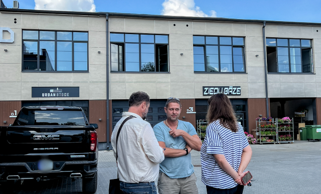 “Yle“ žurnālists Jiri Haninens un “Re:Baltica” Sanita Jemberga pie viena no Autio ģimenes īpašumiem...