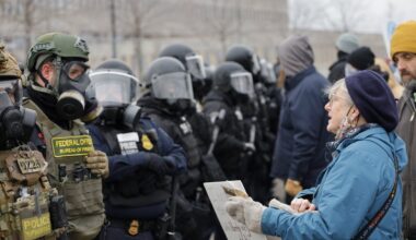 Protestētāji vēr&scaron;as pret ASV federālās valdības aģentiem, kas ieradu&scaron;ies Minesotas &scaron;tatā