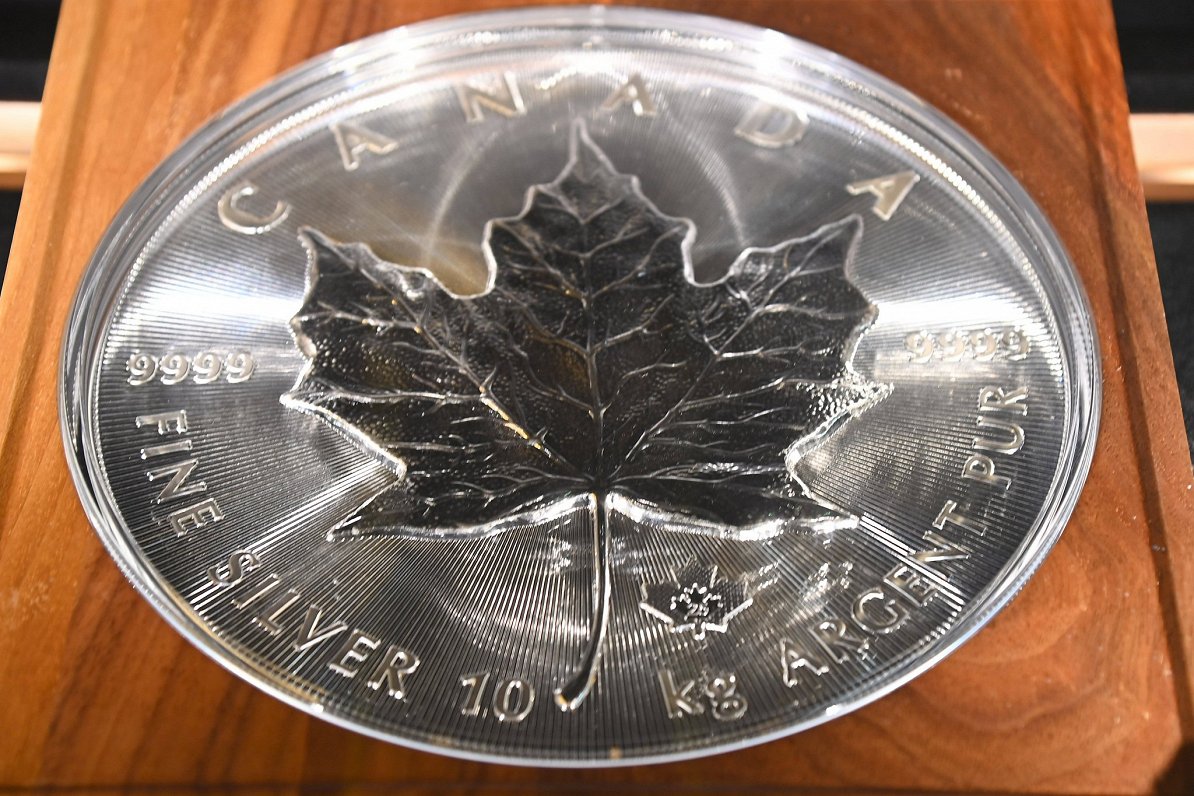Kanādas sudraba monēta ar kļavas lapu