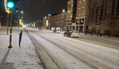 Jelgavā snieg un puteņo. Autovadītāji aicināti būt īpaši uzmanīgi