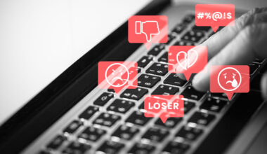 Parīzes tiesa atzīst desmit personas par vainīgām Francijas prezidenta sievas nomelnošanā internetā -