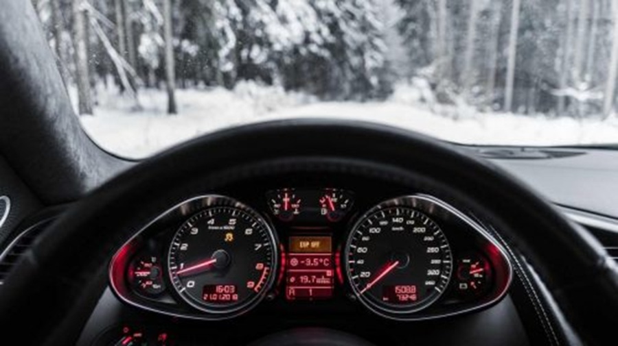Jau sen vairs nesildu dzinēju ziemā: efektīvā “tahometra metode”, ko izmanto pieredzējuši šoferi