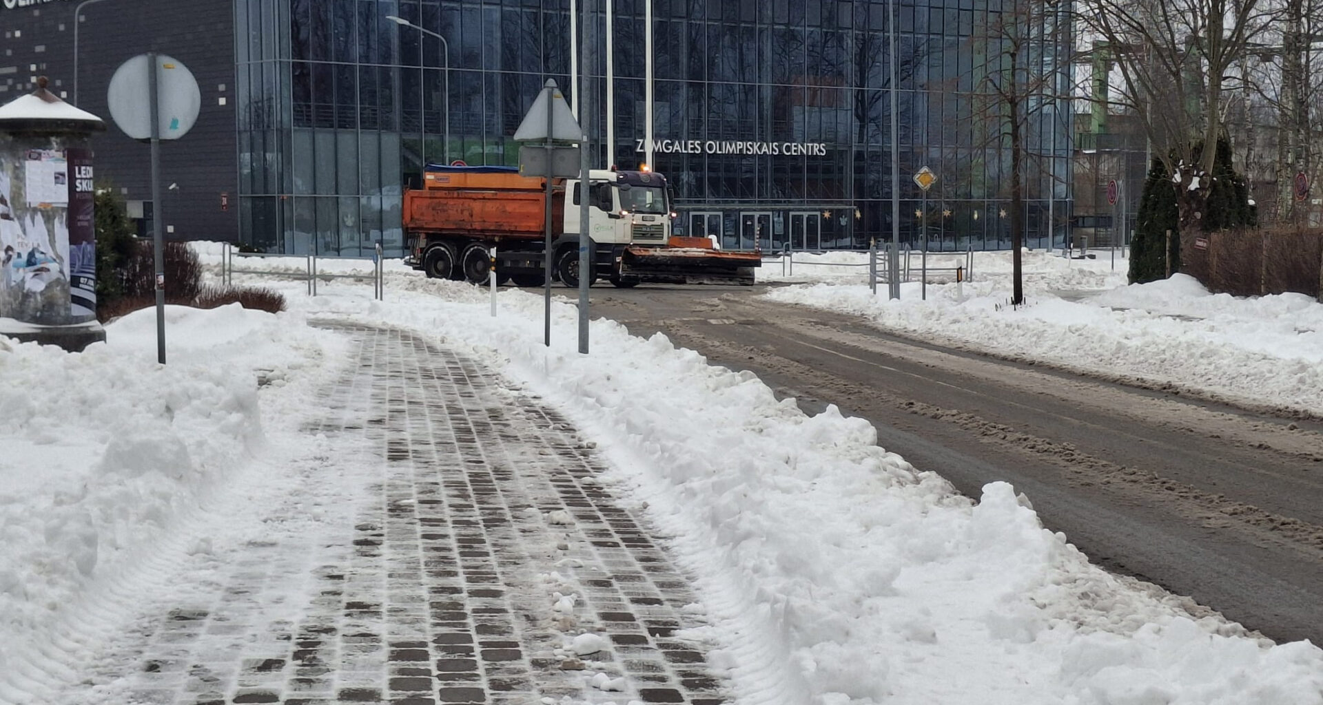 Jelgavā turpina tīrīt ietves un brauktuvju malās esošās stāvvietas - Jelgava