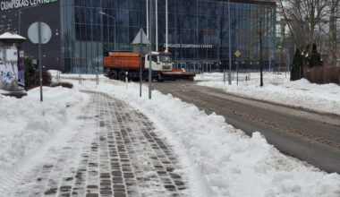 Jelgavā turpina tīrīt ietves un brauktuvju malās esošās stāvvietas - Jelgava