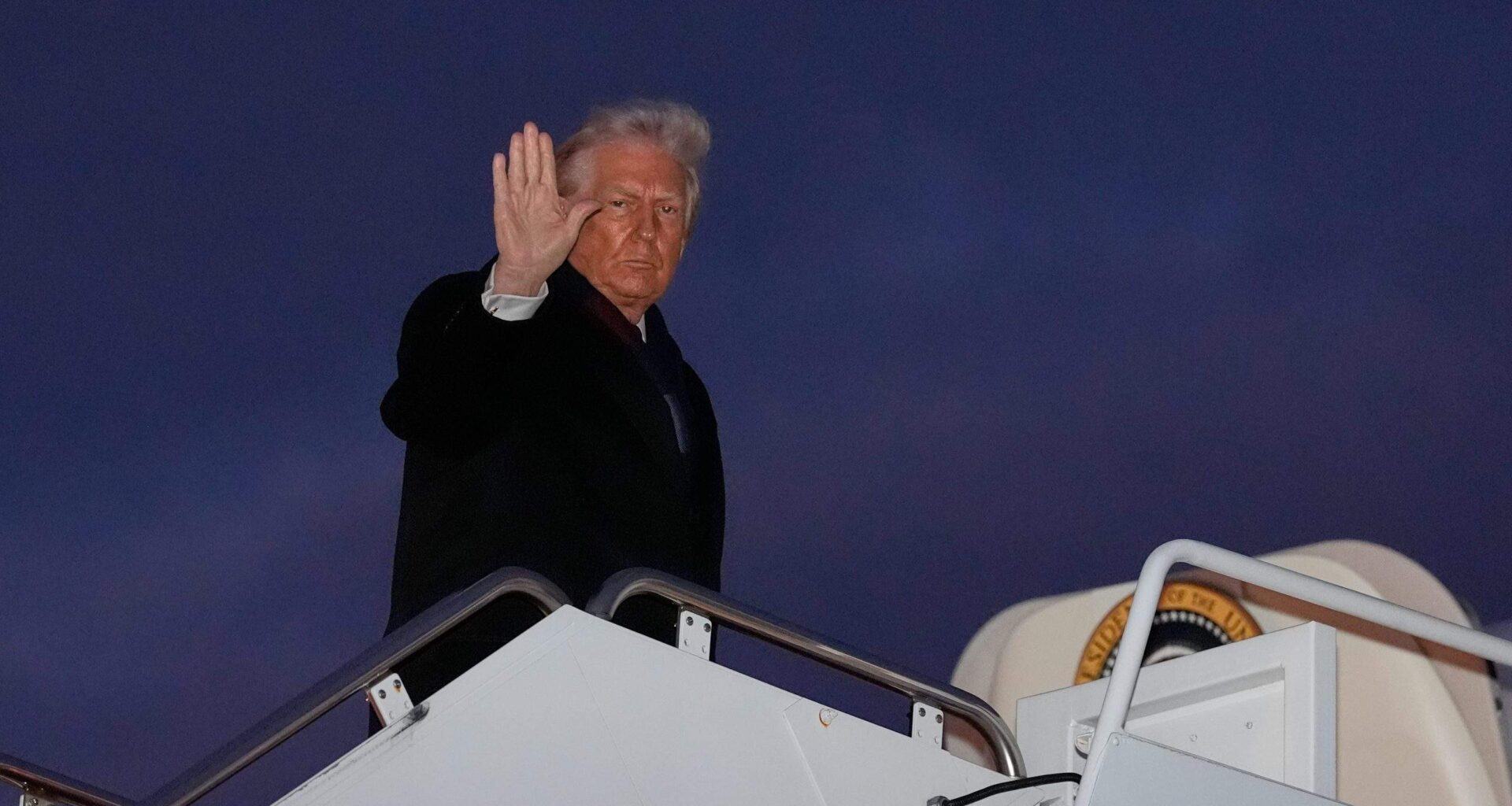 Tramps devis rīkojumu izstrādāt plānu ātrai Irānas sakāvei: tiek apsvērti divi iespējamie scenāriji