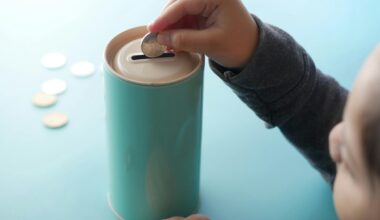 Bērni Latvijā arvien agrāk pāriet no skaidras naudas uz maksājumu kartēm