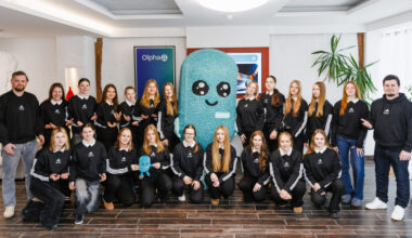 U18 hokeja izlases jaunietes iepazīst zāļu ražošanas uzņēmuma “Olpha” ikdienu