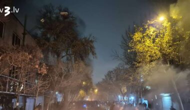 Irānas gāztā šaha dēls aicina demonstrantus ieņemt pilsētu centrus