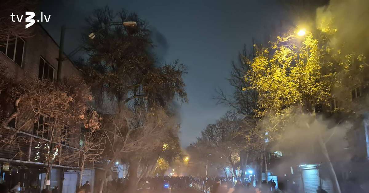 Irānas gāztā šaha dēls aicina demonstrantus ieņemt pilsētu centrus