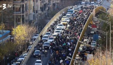 “Viss ir cieši saistīts ar smago ekonomisko situāciju.” Irānā norisinās plašākie protesti pēdējo gadu laikā