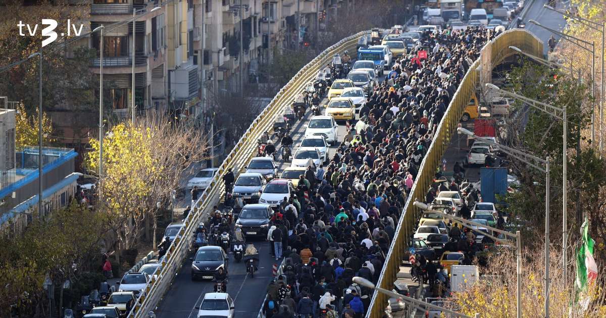 “Viss ir cieši saistīts ar smago ekonomisko situāciju.” Irānā norisinās plašākie protesti pēdējo gadu laikā