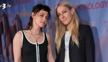 Kristena Stjuarte Latvijā uzņemtās filmas Losandželosas pirmizrādē mirdz kopā ar sievu