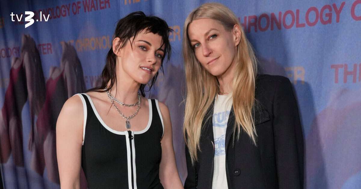 Kristena Stjuarte Latvijā uzņemtās filmas Losandželosas pirmizrādē mirdz kopā ar sievu