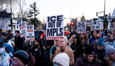 ASV imigrācijas aģents nošauj sievieti; cilvēki izgājuši protestos