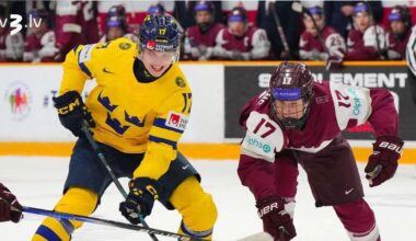 Latvijas U20 hokejisti pret Zviedriju dodas cīņā par pasaules čempionāta pusfinālu