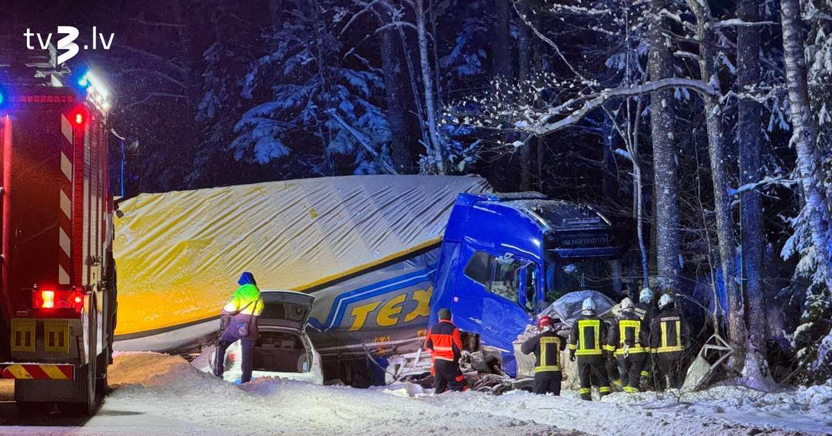 Uz Ventspils šosejas sešu auto sadursmē miruši trīs cilvēki