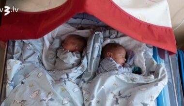 Rīgas dzemdību namā desmit dienu laiku piedzimuši astoņi dvīņu pāri