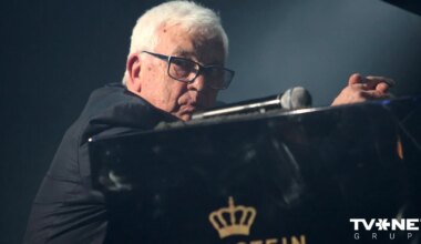 Komponists un pianists Raimonds Pauls piedalās svinīgajā Triju Zvaigžņu ordeņa pasniegšanas ceremonijā Rīgas pilī Latvijas Republikas proklamēšanas 107. gadadienā.