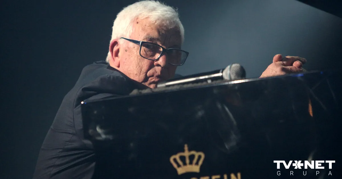 Komponists un pianists Raimonds Pauls piedalās svinīgajā Triju Zvaigžņu ordeņa pasniegšanas ceremonijā Rīgas pilī Latvijas Republikas proklamēšanas 107. gadadienā.