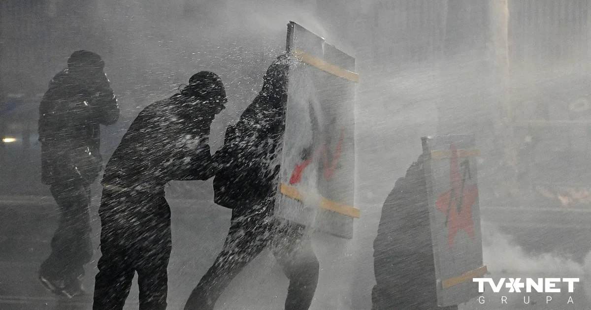 Kreiso ekstrēmistu sadursmēs ar policiju Turīnā ievainots 31 policists