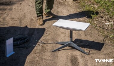 Krievijas bruņoto spēku pārstāvji demonstrē Starlink termināli skolēniem Krievijas okupētajā Ukrainas pilsētā Makijivkā (Makeyevka) Doneckas reģionā 2025. gada 11. aprīlī.