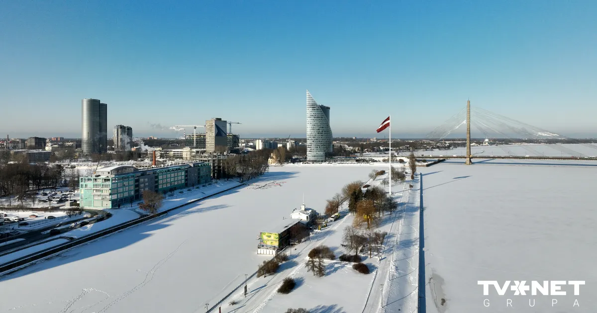 VIDEO ⟩ Rīgas centrā noteiktās vietās atļaus šķērsot Daugavu pa ledu; atbildība